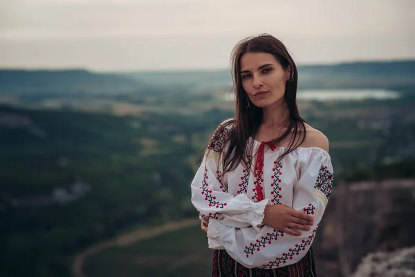 Atractiva Mujer Traje Tradicional Rumano Sobre Fondo Borroso Verde Montaña —  Fotos de Stock