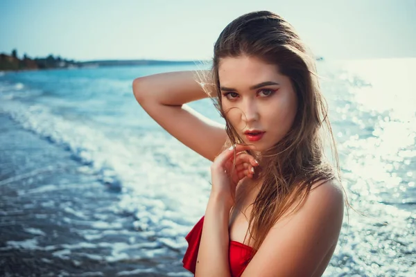 Yaz plaj tatil tatil kadın mutlu neşeli ve gülen. Yaz seyahat kaçış kavramı çok ırklı Çin / beyaz Asyalı bikini Paz ile