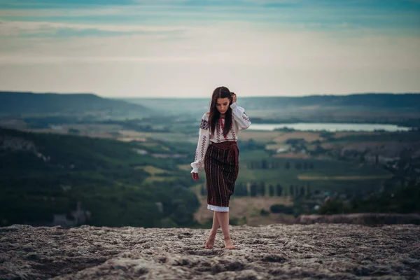 Atrakcyjna Kobieta Tradycyjnym Stroju Rumuński Zielonej Góry Niewyraźne Tło Zdjęcie — Zdjęcie stockowe