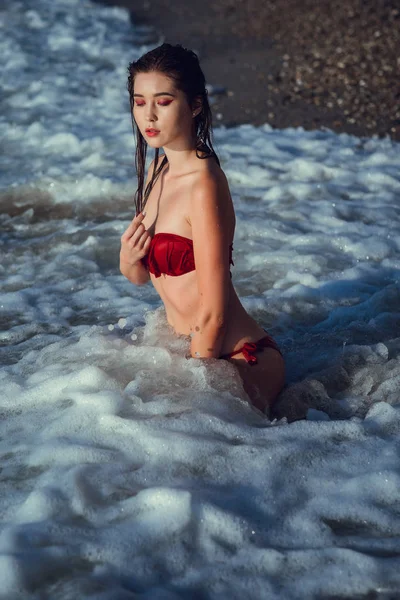 Yaz plaj tatil tatil kadın mutlu neşeli ve gülen. Yaz seyahat kaçış kavramı çok ırklı Çin / beyaz Asyalı bikini Paz ile