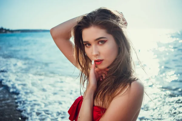 Yaz plaj tatil tatil kadın mutlu neşeli ve gülen. Yaz seyahat kaçış kavramı çok ırklı Çin / beyaz Asyalı bikini Paz ile