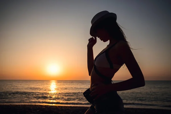 Silhouette Traveler Woman Relaxing Beach Sunset Time Summer Vacation Concept — Stock Photo, Image