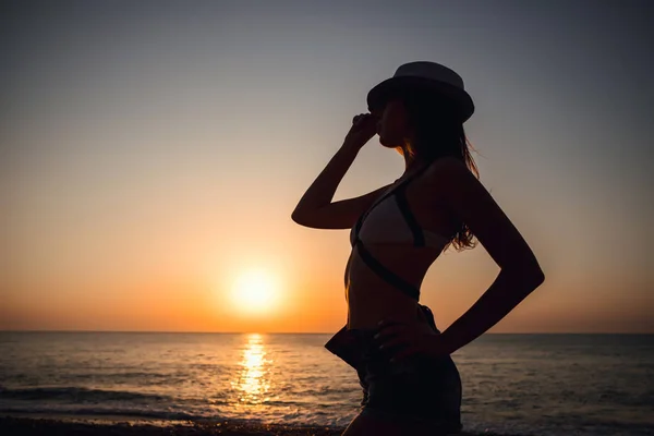 Silhouette Traveler Woman Relaxing Beach Sunset Time Summer Vacation Concept — Stock Photo, Image