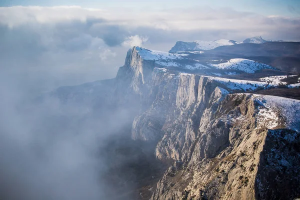 Soğuk ve güneşli bir gün dağlarda olduğunu. Kar kış dağ gölü erkenden