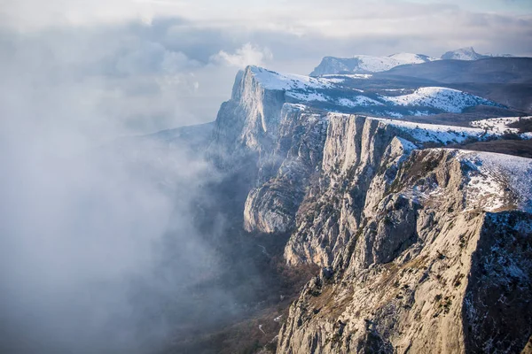 Soğuk ve güneşli bir gün dağlarda olduğunu. Kar kış dağ gölü erkenden