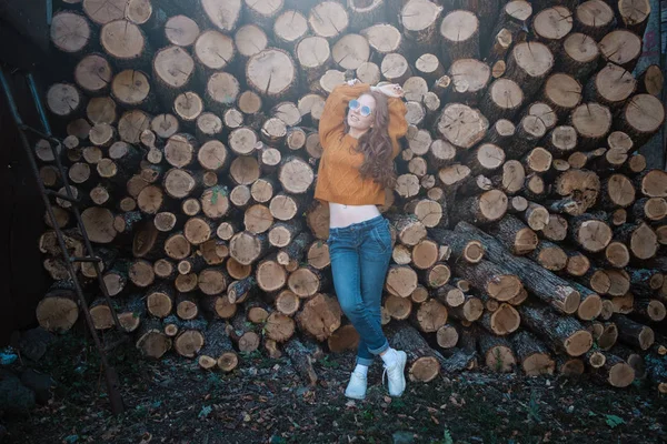 Krásná Úžasná Nádherná Redhair Dívka Otáčí Žlutém Svetru Džíny Brýle — Stock fotografie