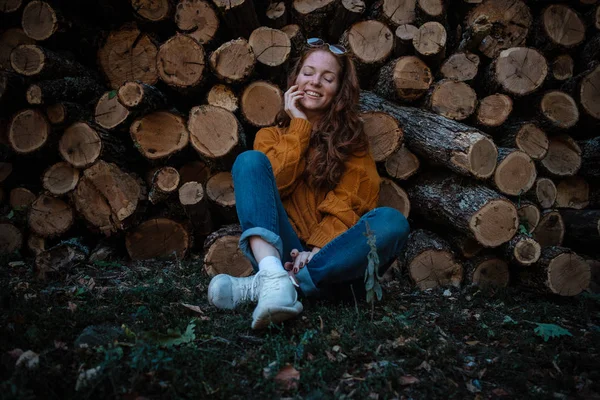 Linda Linda Linda Menina Ruiva Gira Suéter Amarelo Jeans Óculos — Fotografia de Stock