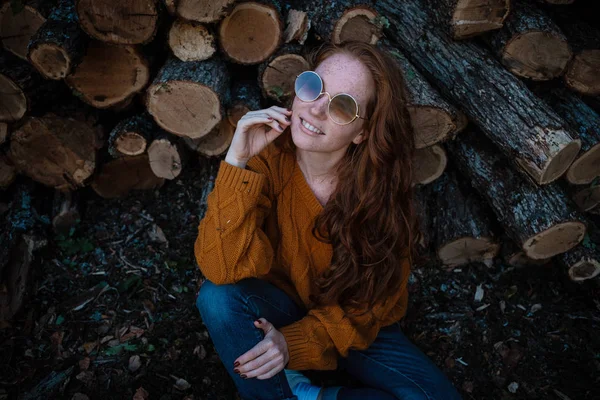 Linda Linda Linda Menina Ruiva Gira Suéter Amarelo Jeans Óculos — Fotografia de Stock