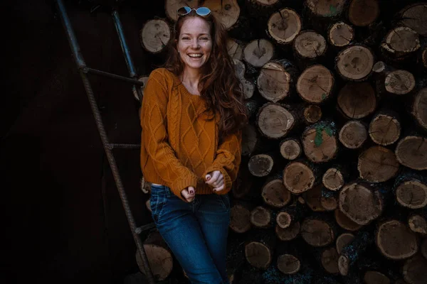 Linda Linda Linda Menina Ruiva Gira Suéter Amarelo Jeans Óculos — Fotografia de Stock