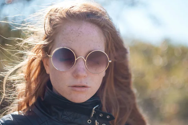 deri ceket sonbahar badem ağaçları ile çevrili olan Dişileştirilmiş kadın