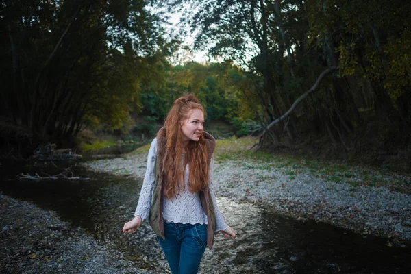 Mujer Pelirroja Playa Junto Lago Ropa Otoño Mujer Joven Pasando —  Fotos de Stock