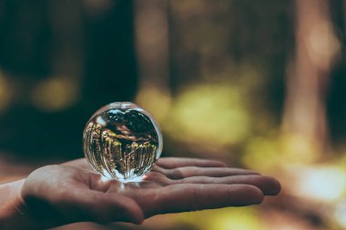 Kavram ve yolculuğu fikri. bir cam küre görülen alps doruklarına kar bir el tarafından tutun