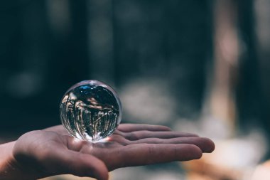 Kavram ve yolculuğu fikri. bir cam küre görülen alps doruklarına kar bir el tarafından tutun