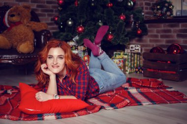 Noel hediyesi. Yeni yıl kutlama. Güzel holdiay Oda ile altında bu hediyeleri Noel ağacı ile dekore edilmiştir. Yeni yıl ve Noel kavramları. Güzel kız yılbaşı ağacının yanında oturan.