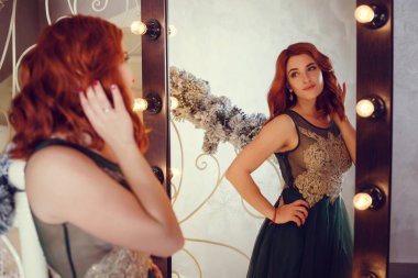 Lüks içinde güzel kadın bir Hediyelik Noel ağacının altında buldu. Zarif yeni yıl kutlamaları kavramı