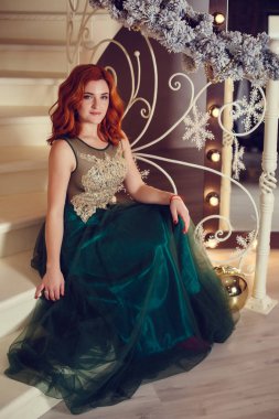 Lüks içinde güzel kadın bir Hediyelik Noel ağacının altında buldu. Zarif yeni yıl kutlamaları kavramı