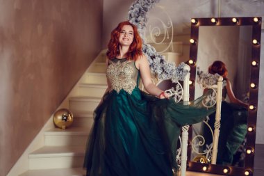 Lüks içinde güzel kadın bir Hediyelik Noel ağacının altında buldu. Zarif yeni yıl kutlamaları kavramı