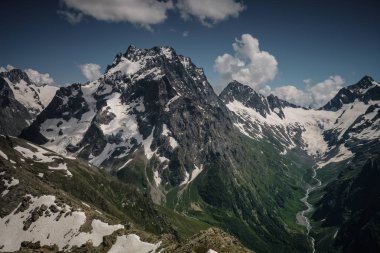 Mount cook bulutların üstünde tepe. Dağlarda yaz. Kuzey Kafkasya. Dombay. Karaçay-çerkez Cumhuriyeti, Rusya Federasyonu.