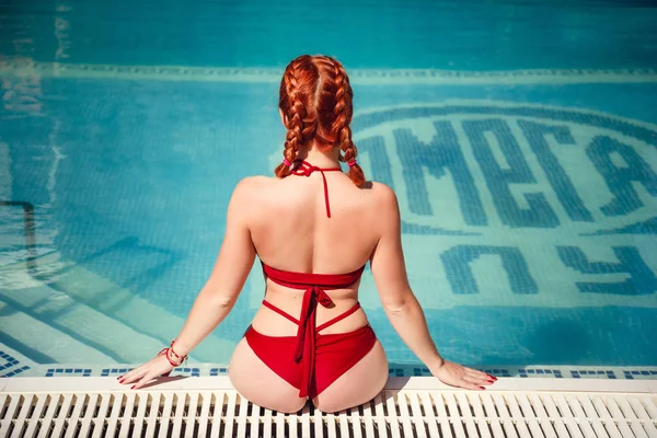 Barnító Nyaralás Élvezi Csinos Fiatal Ban Piros Női Fürdőruha Úszás — Stock Fotó