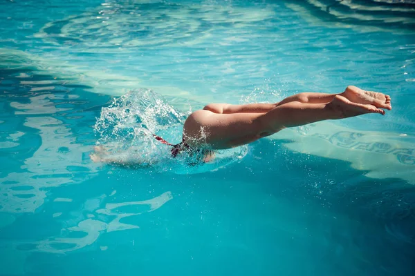 Güneş ve tatil zevk. Renkli kırmızı mayo yüzme havuzu yatan genç ve güzel kadın portresi.