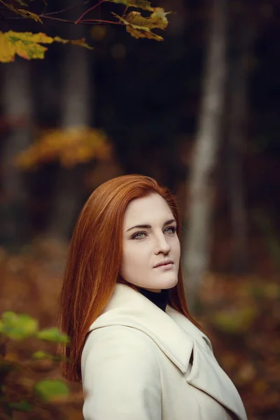Portret Dziewczyny Piękne Marzycielski Smutny Rude Włosy Biały Płaszcz Jesień — Zdjęcie stockowe