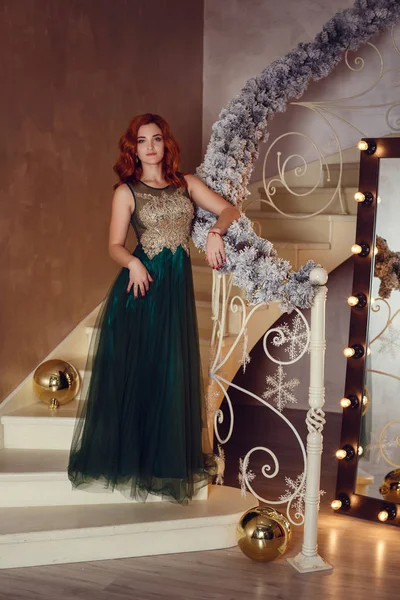 Hermosa Mujer Vestido Lujo Encontrado Regalo Bajo Árbol Navidad Concepto —  Fotos de Stock