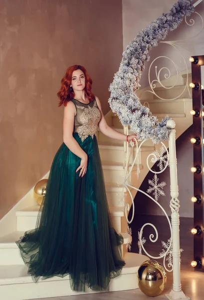 Hermosa Mujer Vestido Lujo Encontrado Regalo Bajo Árbol Navidad Concepto —  Fotos de Stock