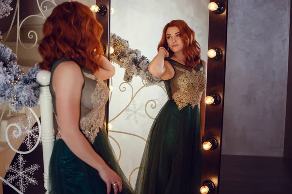 Lüks içinde güzel kadın bir Hediyelik Noel ağacının altında buldu. Zarif yeni yıl kutlamaları kavramı