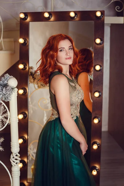 Lüks içinde güzel kadın bir Hediyelik Noel ağacının altında buldu. Zarif yeni yıl kutlamaları kavramı