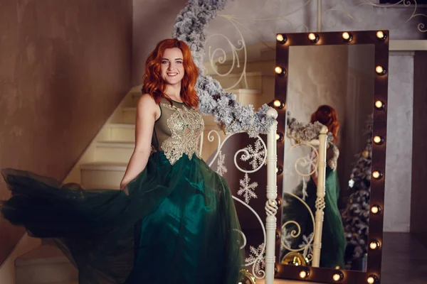 Belle Femme Robe Luxe Trouvé Cadeau Sous Sapin Noël Concept — Photo