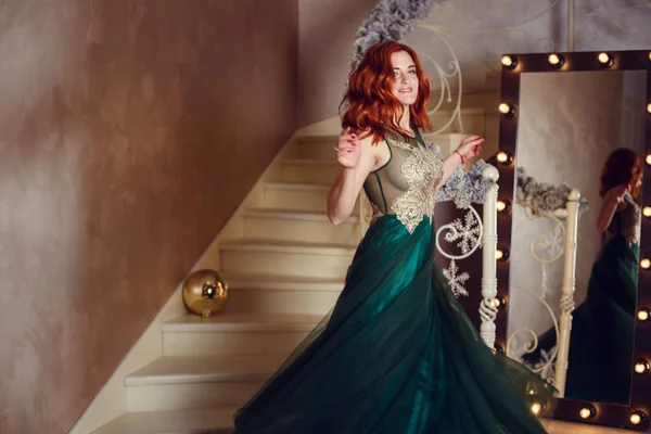 Hermosa Mujer Vestido Lujo Encontrado Regalo Bajo Árbol Navidad Concepto —  Fotos de Stock