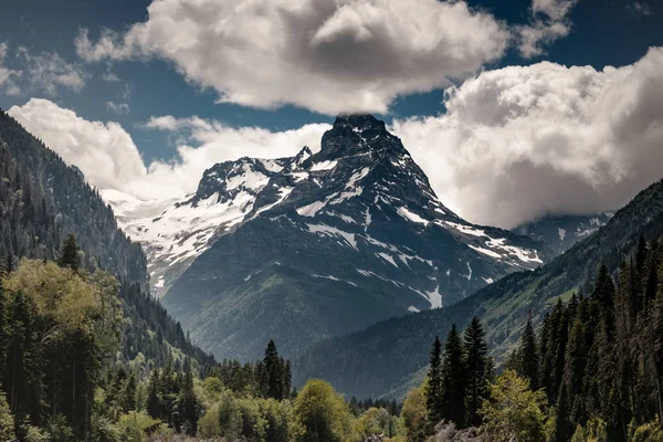 Mount cook bulutların üstünde tepe. Dağlarda yaz. Kuzey Kafkasya. Dombay. Karaçay-çerkez Cumhuriyeti, Rusya Federasyonu.