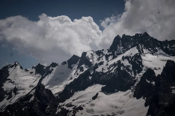 Piek Van Mount Cook Boven Wolken Zomer Bergen Noord Kaukasus — Stockfoto