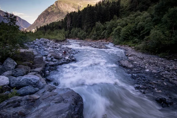 Ορμώντας Γαλάζιος Ποταμός Μέσα Ένα Δάσος Στο Βουνό Ορεινό Τοπίο — Φωτογραφία Αρχείου