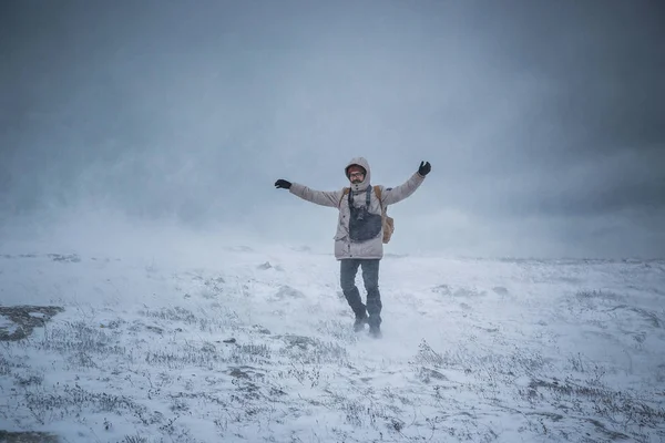 Scena Invernale Uomo Tremante Tempesta Neve Tempesta Ghiaccio Uomo Che — Foto Stock