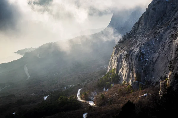 Soğuk ve güneşli bir gün dağlarda olduğunu. Kar kış dağ gölü erkenden