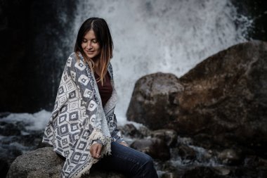 Şapka ve panço ayakta waterfall tarafından giyen Boho kadın ve 