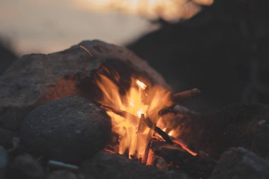 Yaz aylarında sahilde davetkar kamp ateşi