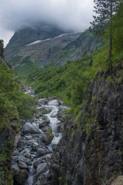 koyu kaya ve bulutlar