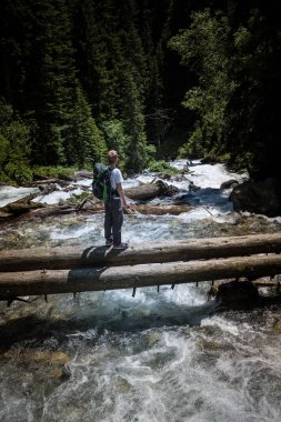 diğer tarafına ulaşmak için uzun yürüyüşe çıkan kimse adam nehir geçiş