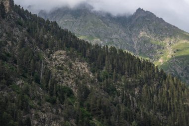 koyu kaya ve bulutlar