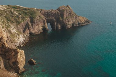 Güzel günbatımı okyanus kıyısında. Fikir ve eğlence ve seyahat kavramı