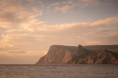 Güzel günbatımı okyanus kıyısında. Fikir ve eğlence ve seyahat kavramı