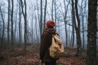 spooky ormanı karanlık bir yolda yürüyen adam