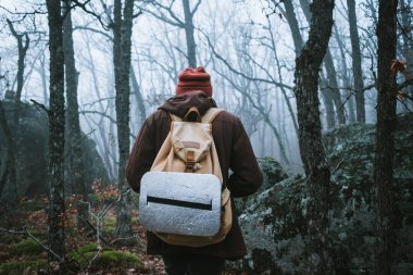 spooky ormanı karanlık bir yolda yürüyen adam
