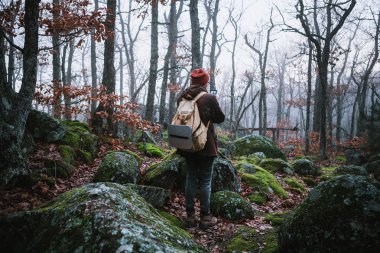 spooky ormanı karanlık bir yolda yürüyen adam