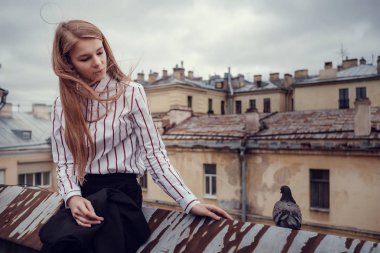 İş takım elbiseli kızıl saçlı bir kız güzel bir eski şehir yürüyor. St.Petersburg
