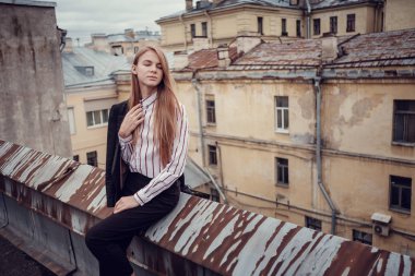 İş takım elbiseli kızıl saçlı bir kız güzel bir eski şehir yürüyor. St.Petersburg