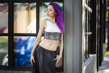 Günbatımında bir şehir parkında yürüyüş güzel Menekşe kıllı kız. St. Petersburg, New Holland