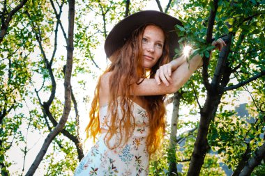 Romantik kadın sanat eseri. Kameraya bakarak güzel hassasiyet modeli.